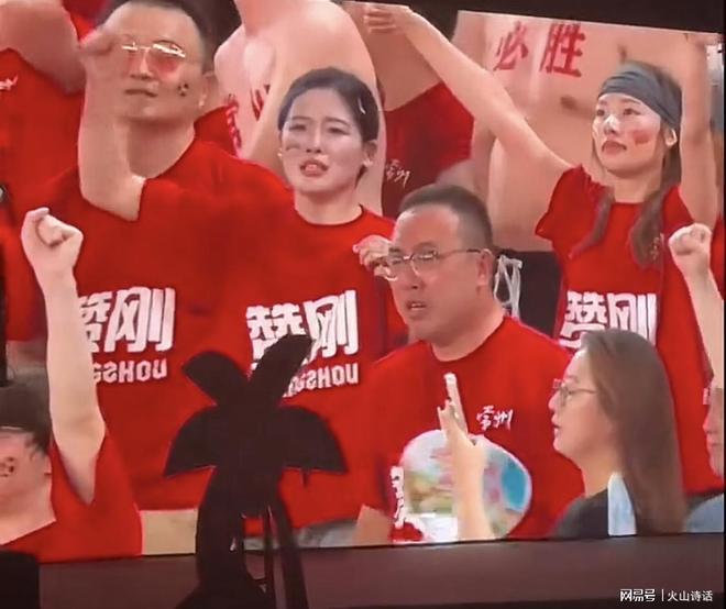苏超镇江队球迷拉出巨型Tifo苏超镇江队球迷拉出了巨型Tifo，为球队加油助威。